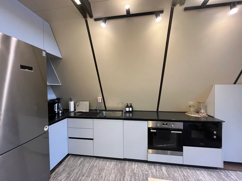 Просторный треугольный дом с джакузи