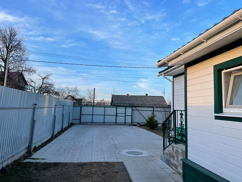 Уютный дом с беседкой в черте города