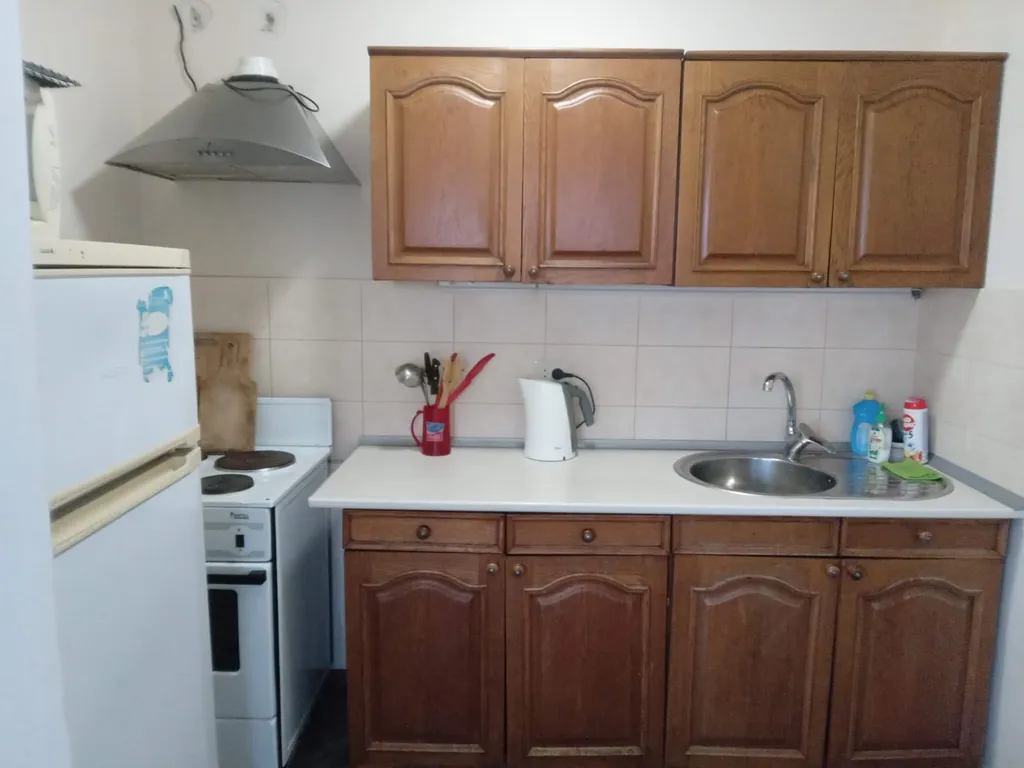 Маяк и море через дорогу