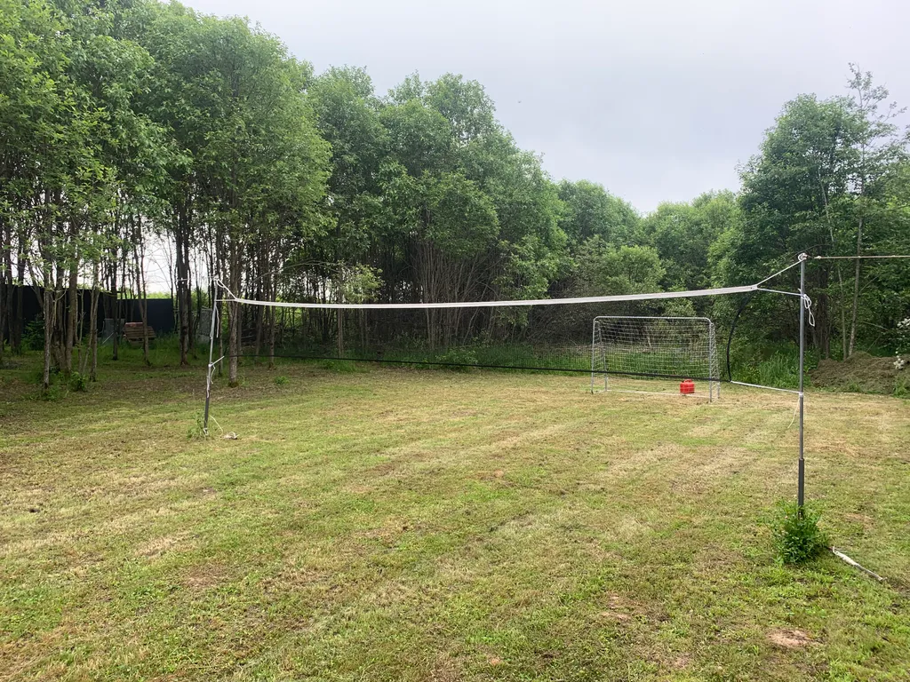 Два новых дома на большом участке с лесом