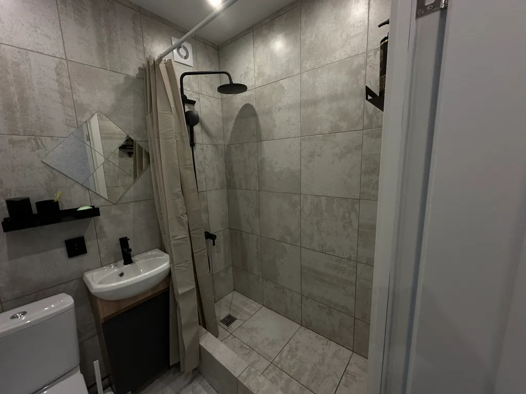 Двухкомнатная квартира с новым ремонтом, рядом с въездом в город