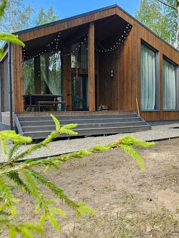 Дизайнерский панорамный дом с сауной в хвойном лесу