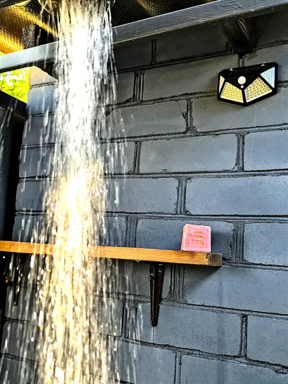 Чистый дом на большую компанию, хорошие матрасы