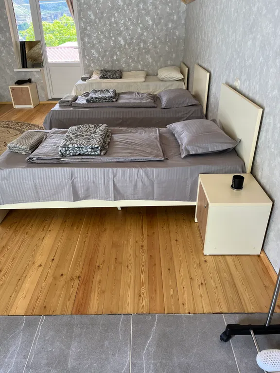 Светлая студия с видом на горы