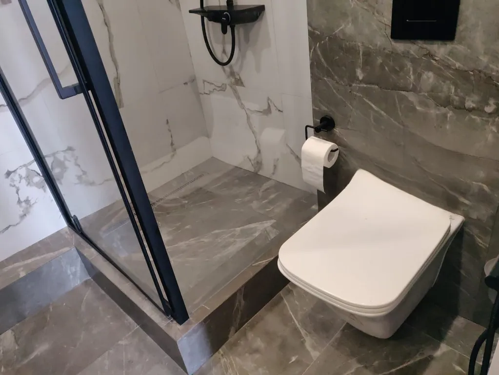 У моря: стильная евротрешка с двумя балконами и видом