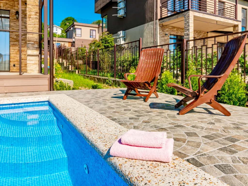 Новый дом с бассейном, сауной и панорамным видом на горы