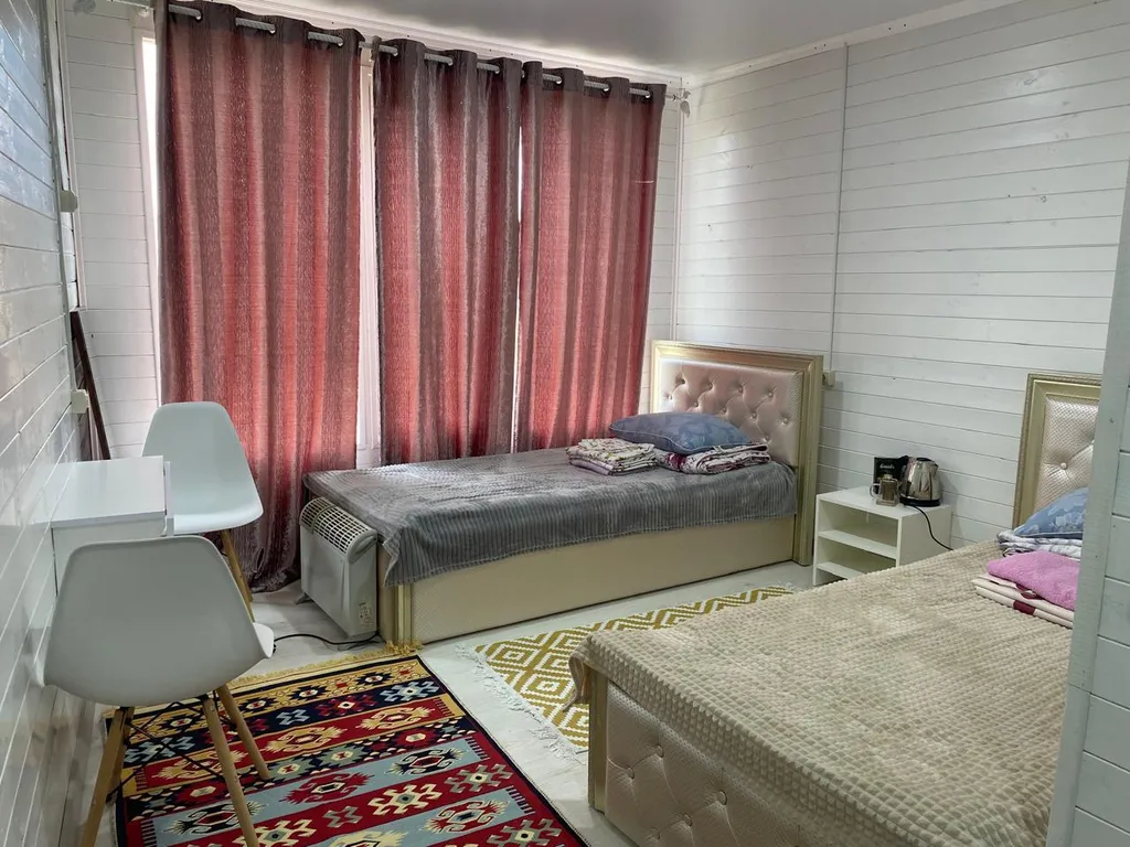 Уютный и аккуратный гоcтевoй домик c видом на водопад