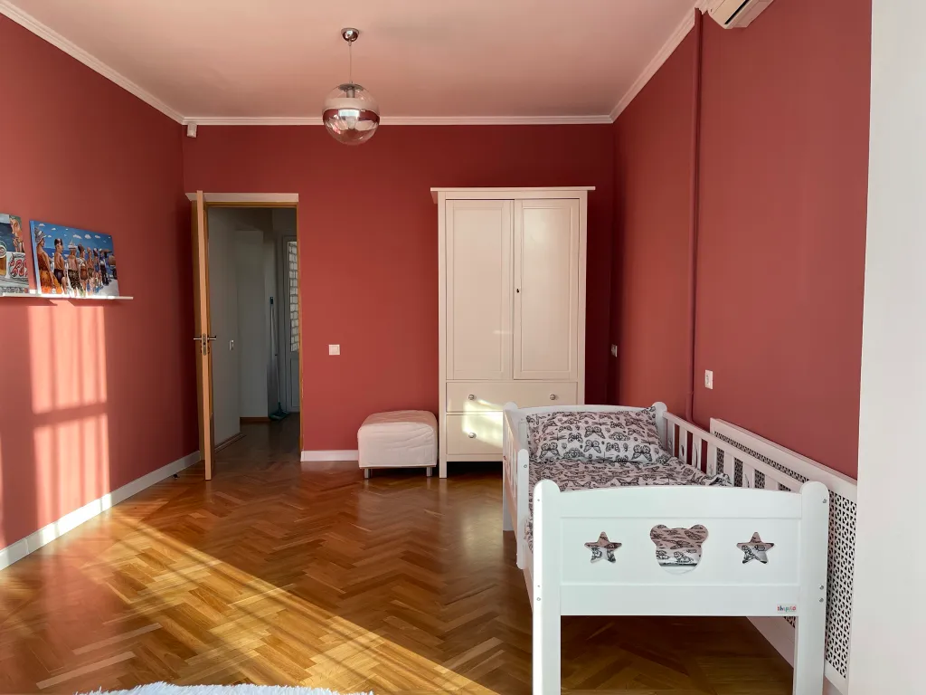 Дом и море через дорогу