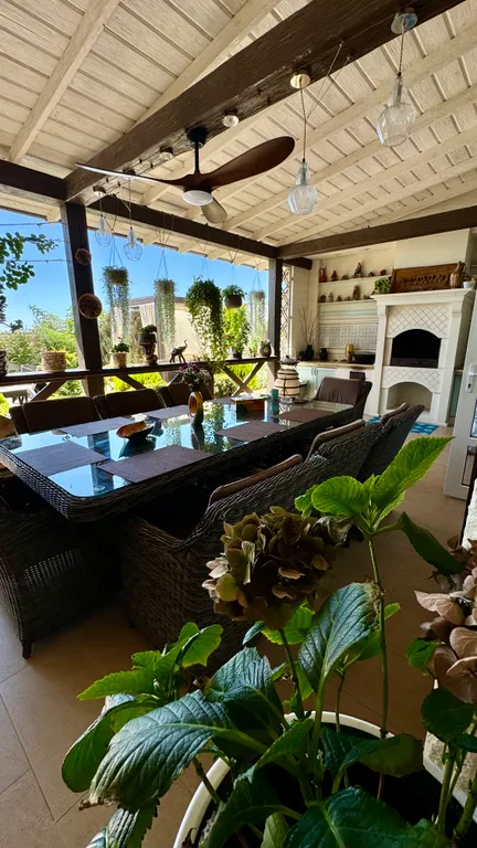 Дом с бассейном у моря