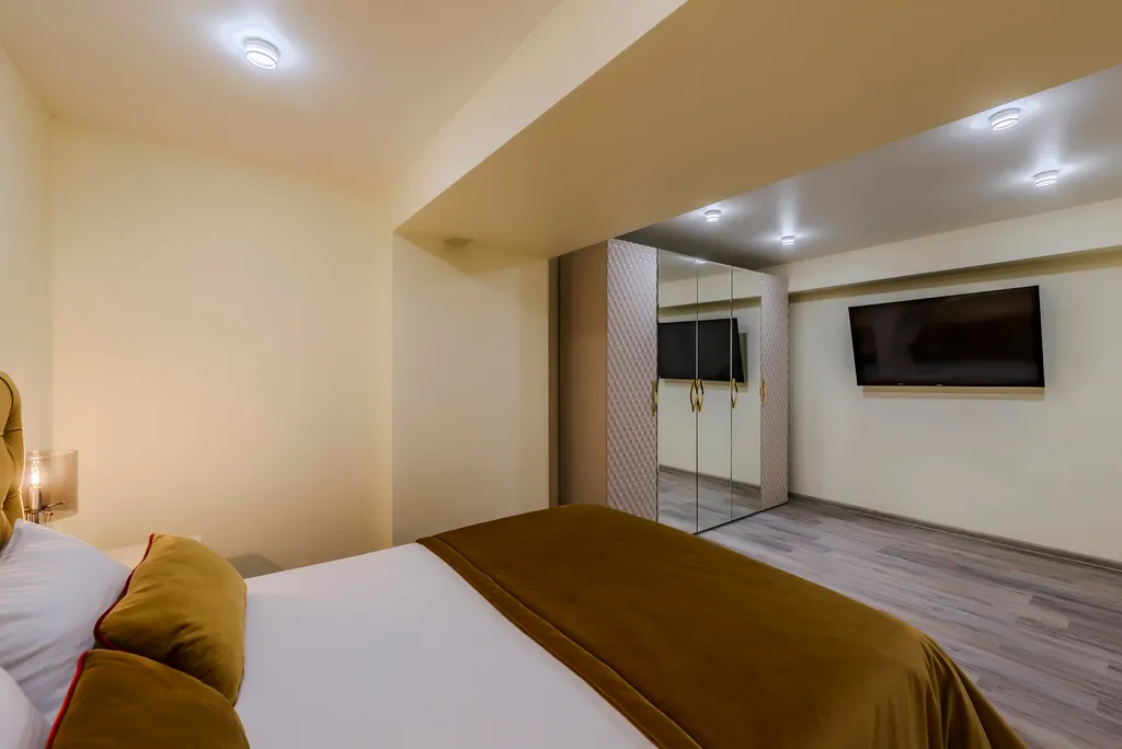 Двухэтажный апартамент с круглогодичным бассейном и залом