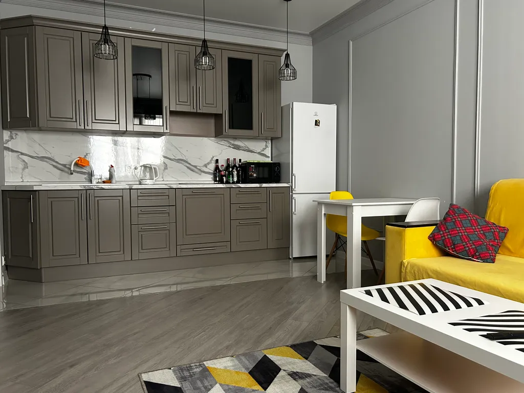 Квартира Дизайнерская квартира у моря с жёлтым диваном — Махачкала