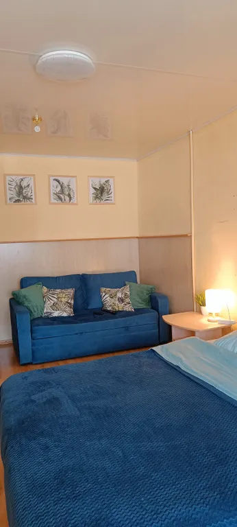 В центре с балконом