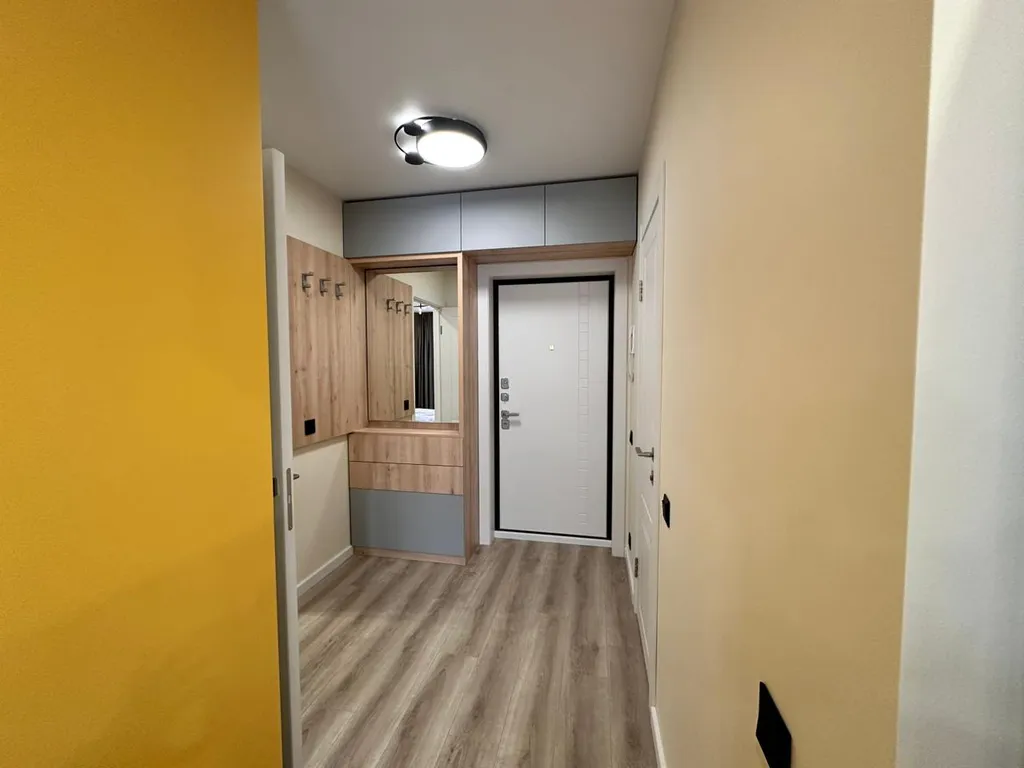 Современная студия с видом на город и новым ремонтом