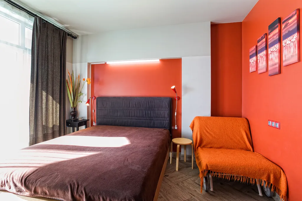 Современная студия с балконом у моря