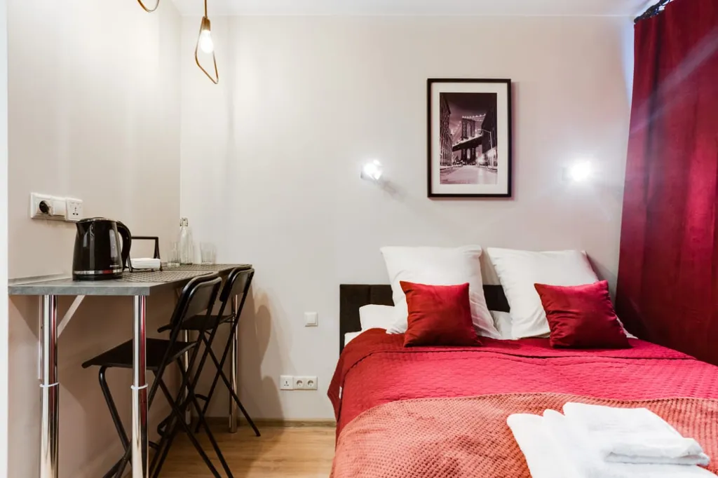 Студия в красном рядом с Мегой