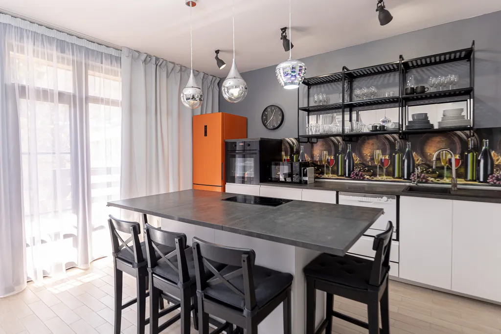 Двухэтажный дом с видом на горы, террасой и парковкой