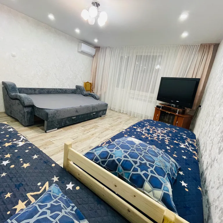 Просторная однокомнатная квартира с лоджией рядом с озером — аренда посуточно в Яровое