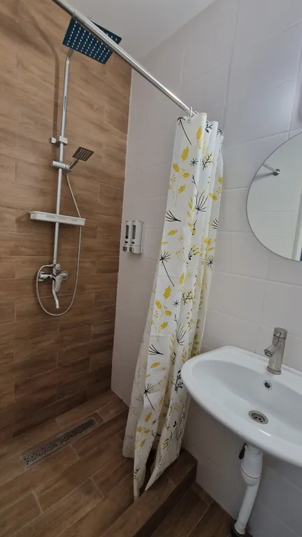 Комната в доме в лесу у моря