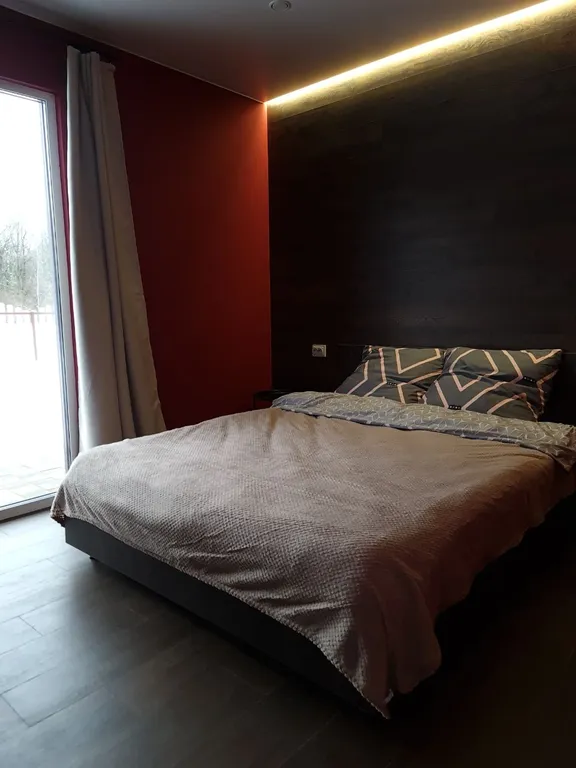 Уютный загородный дом с панорамным окнами