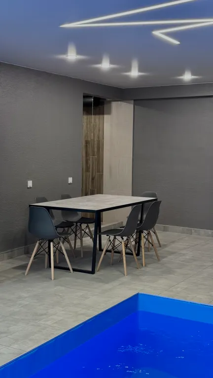 Дом с крытым бассейном