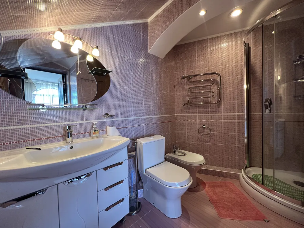 Дом в 5 минутах от набережной Ялты с бассейном и сауной