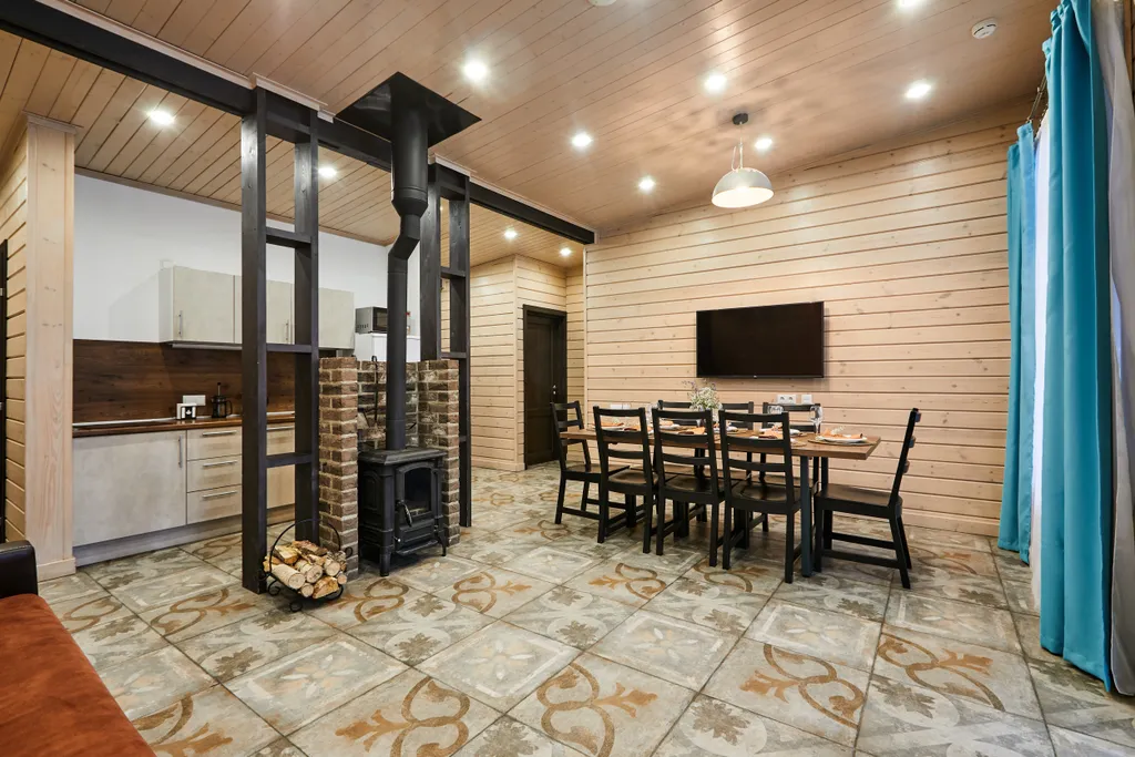 Просторный коттедж с 4 спальнями, камином и террасой