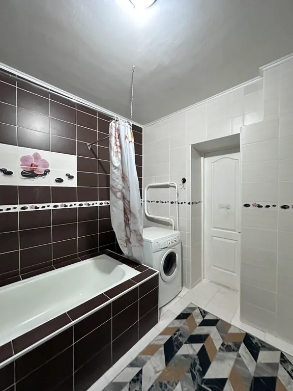 Просторная рядом с рекой и лесом