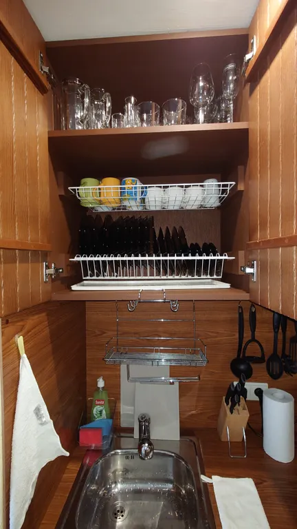 Студия 2 комнаты. 
5 спальных мест. В центре посёлка.