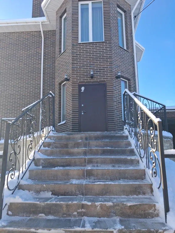 Уютный дом с зеленой лужайкой