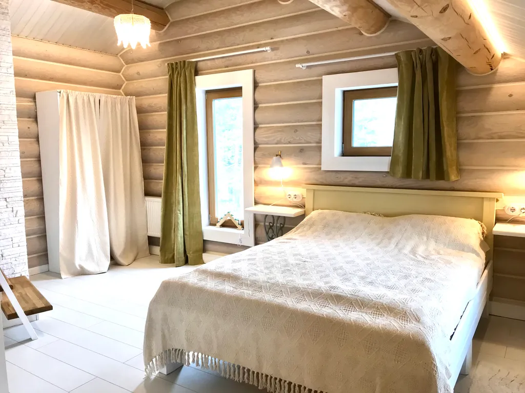 Дом на скале с видом на озеро