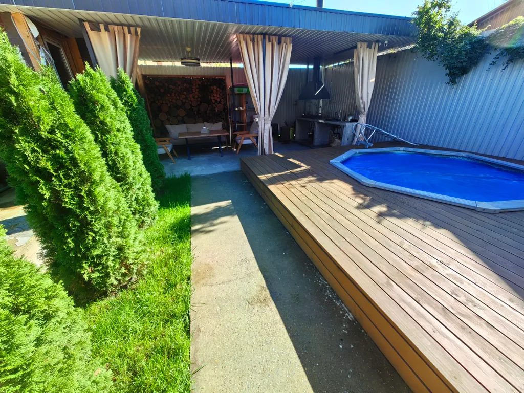 Уютный дом в центре города с мангалом и теплым бассейном