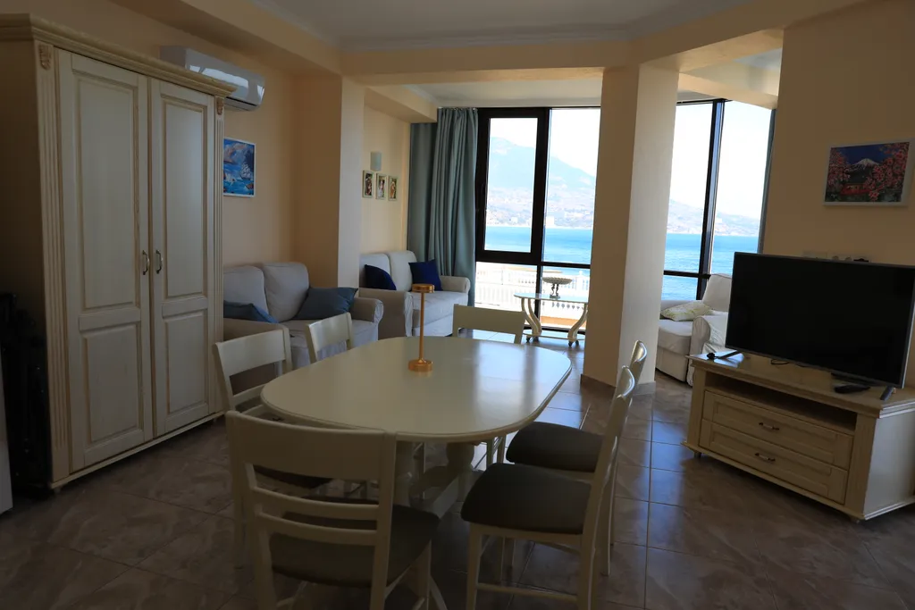 Двухкомнатные апартаменты 50 м от моря