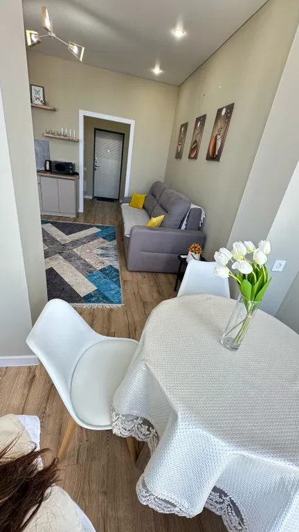 Романтичная светлая квартира с витражными окнами