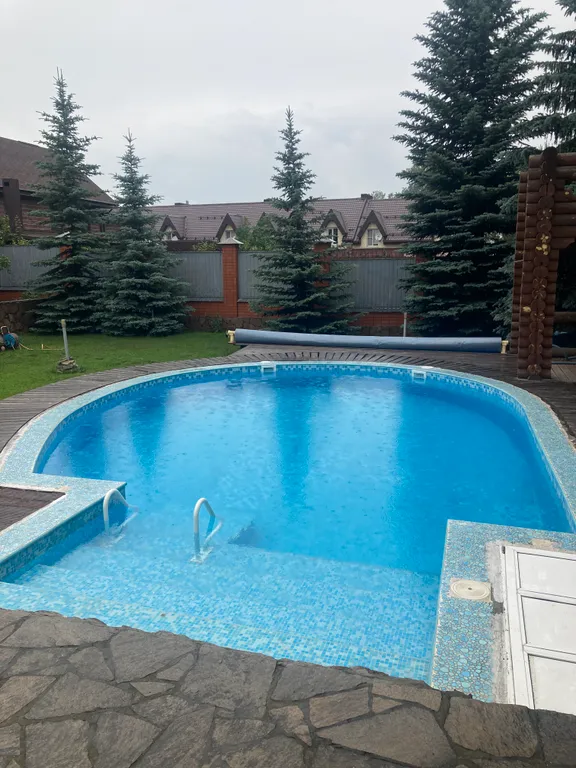 Дом в два этажа с двумя спальнями и гостиной, летний бассейн, баня