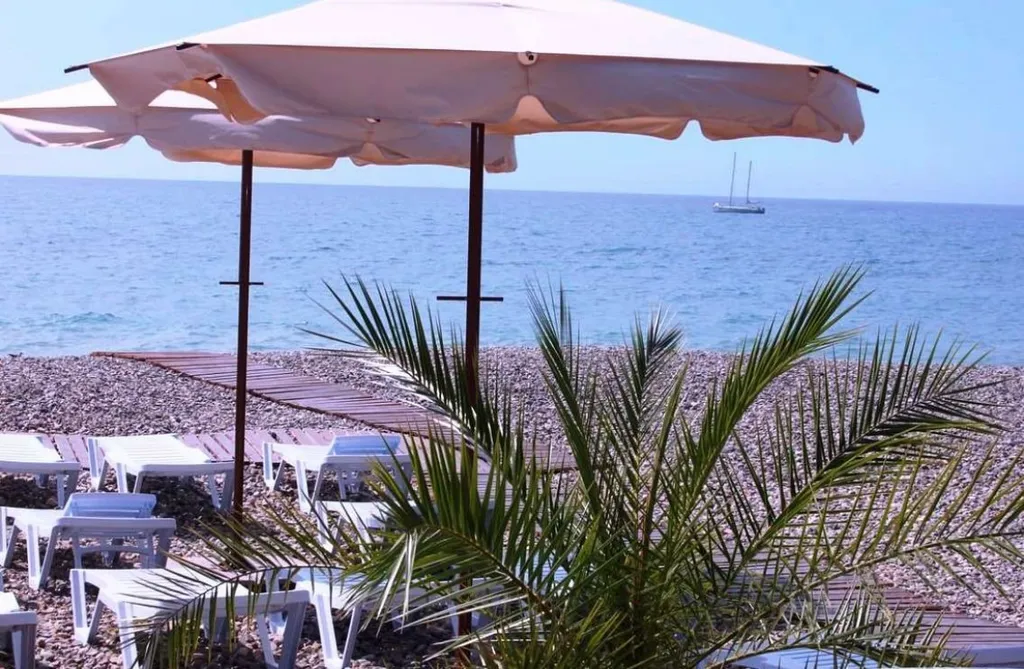 Квартира у моря с балконом и бассейном