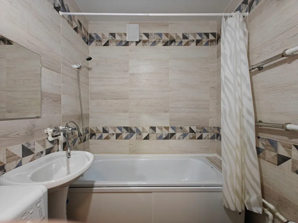 Современная однокомнатная квартира-студия, оформленная в светлых тонах