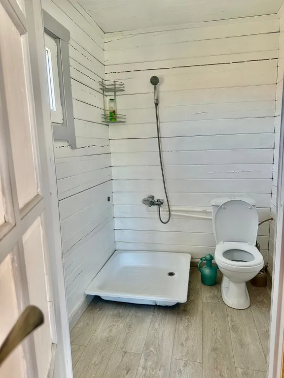 Уютный деревянный домик у моря