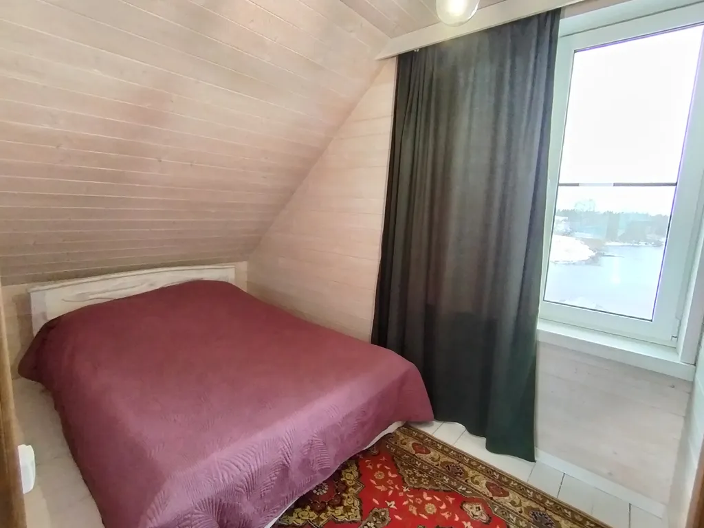 Дом на берегу с баней