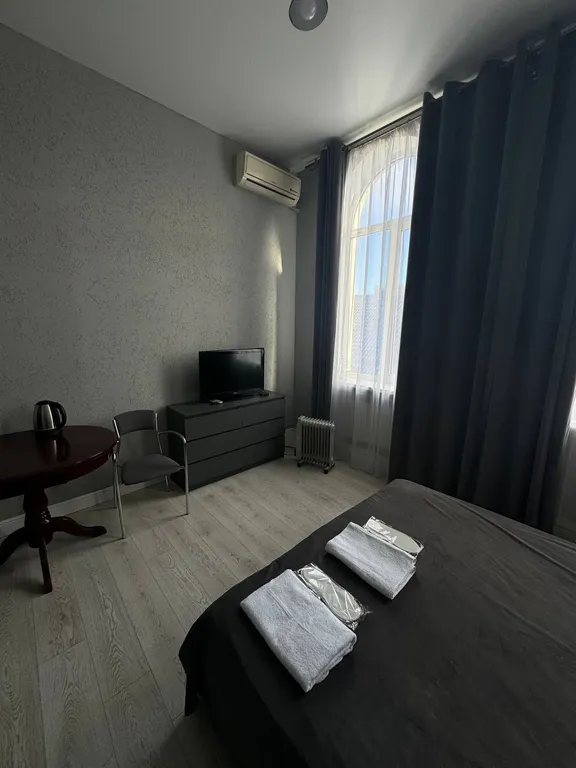 Уютная комната с большой двуспальной кроватью