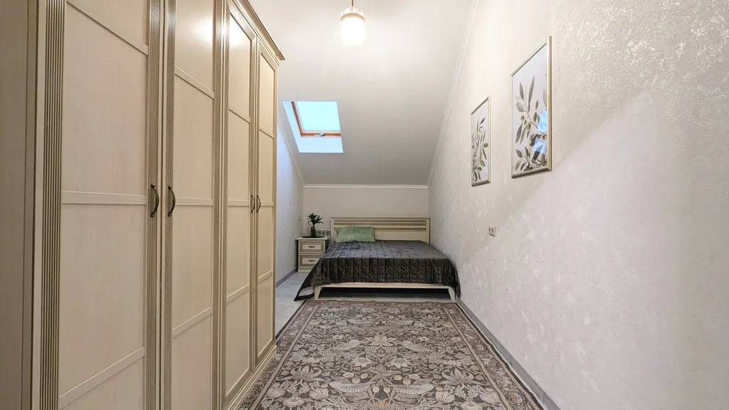 Дом с бассейном, сауной и бильярдом