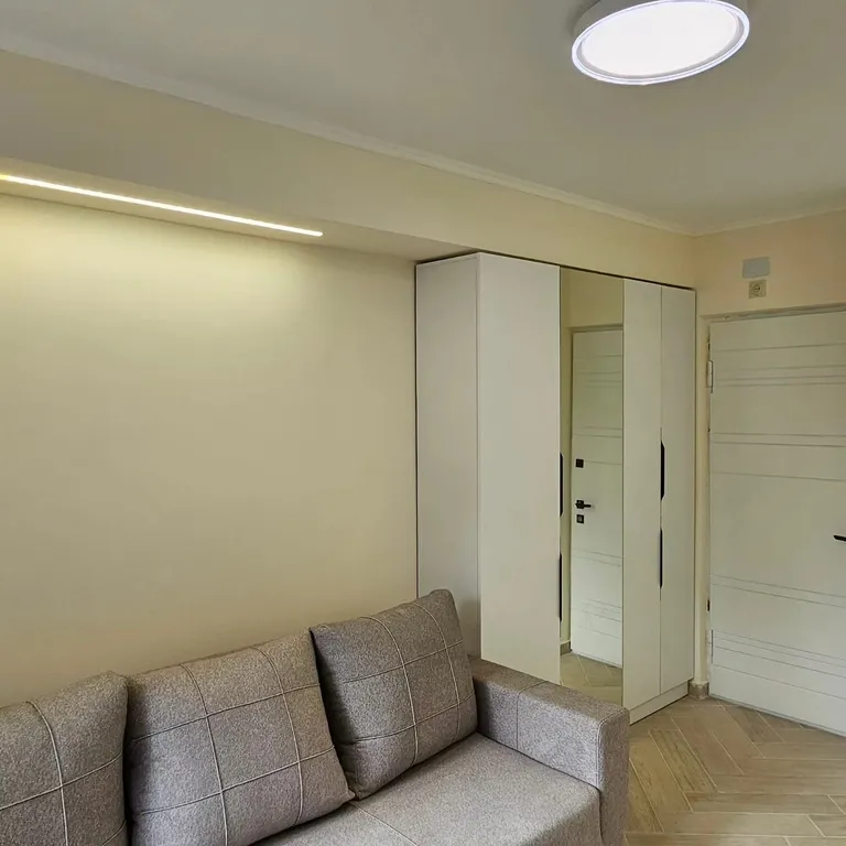 Около метро Барекамутян и института Мергеляна