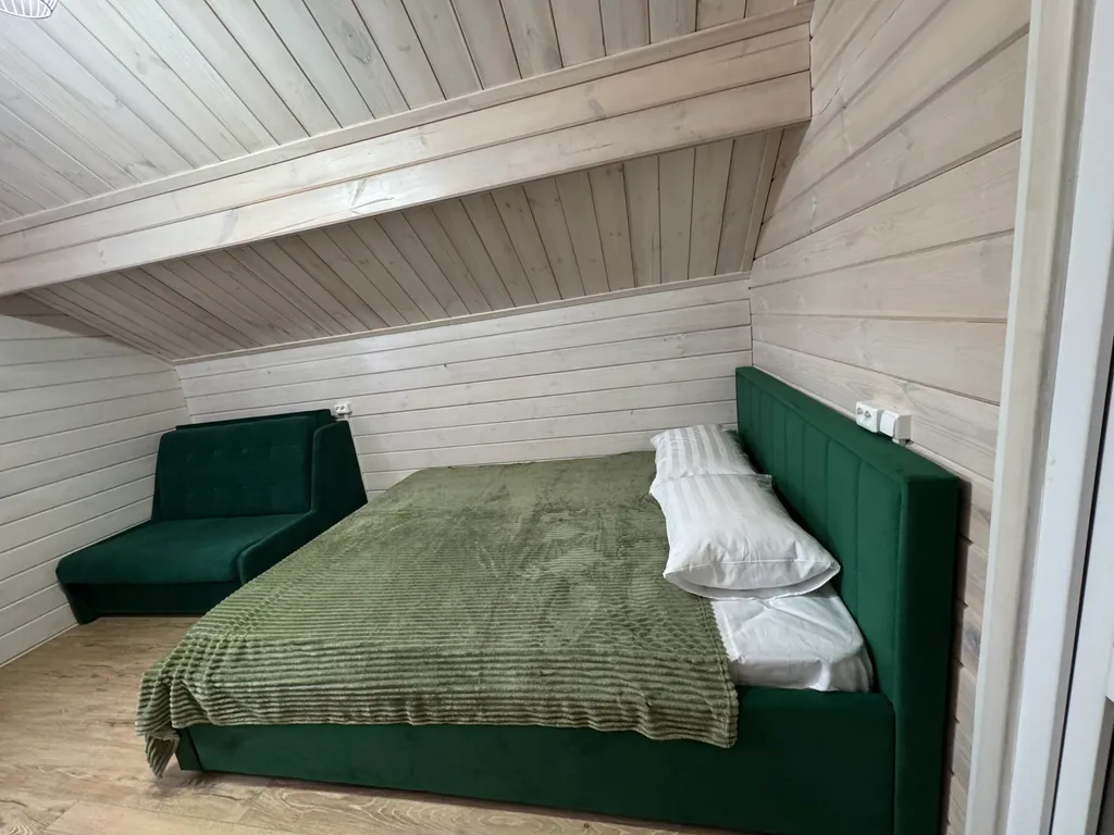 Уютный дом у реки