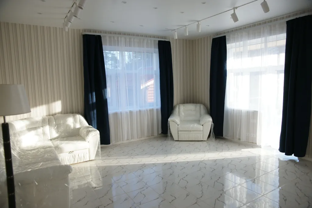 Апартаменты 1 - тёмно-синий металлик в фасадах кухни, белые интерьеры