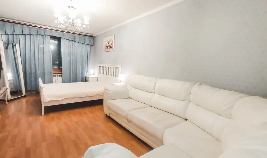 Трёхкомнатная квартира в центре на площади Ленина