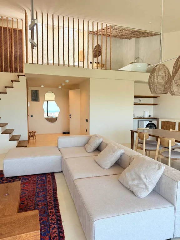 Просторная студия в стиле минимализма с панорамным видом на Махачкалу