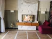 Большой телевизор на центральной консоли. Smart TV