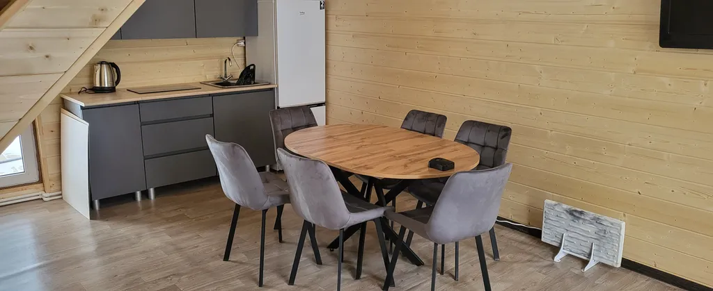 Двух этажный дом с видом на горы и реку