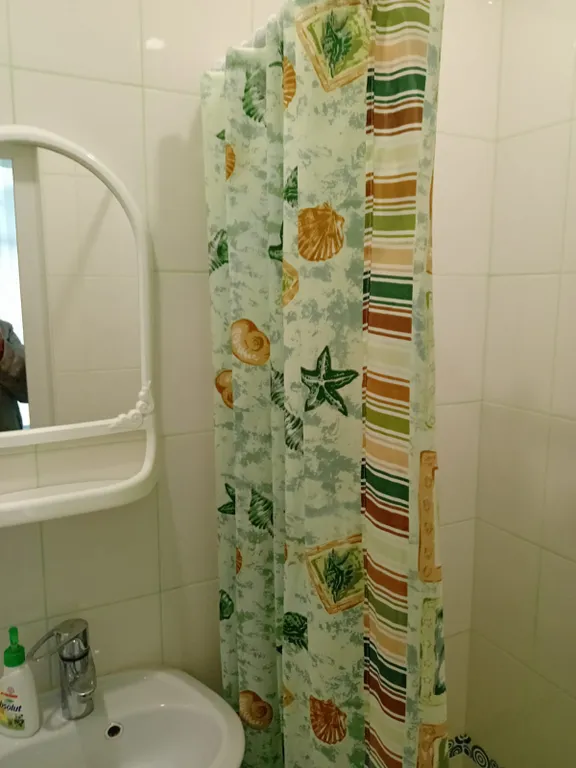 Чистый, новый, уютный номер с панорамным окном и балконом