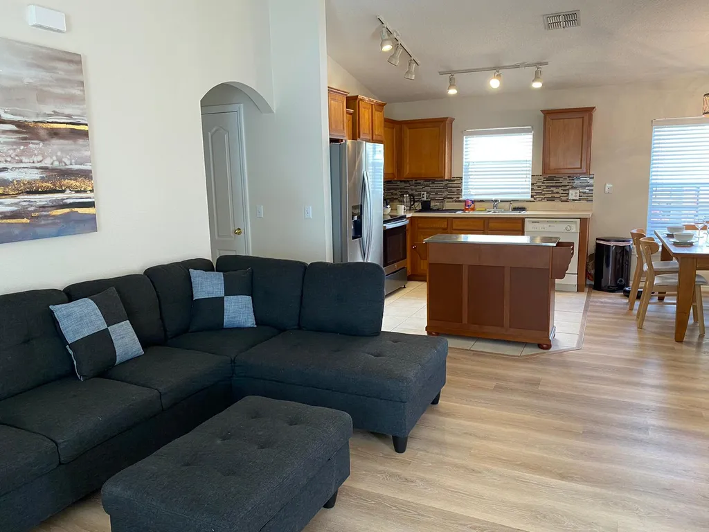 Уютный большой дом с бассейном недалеко от Диснейлэнда