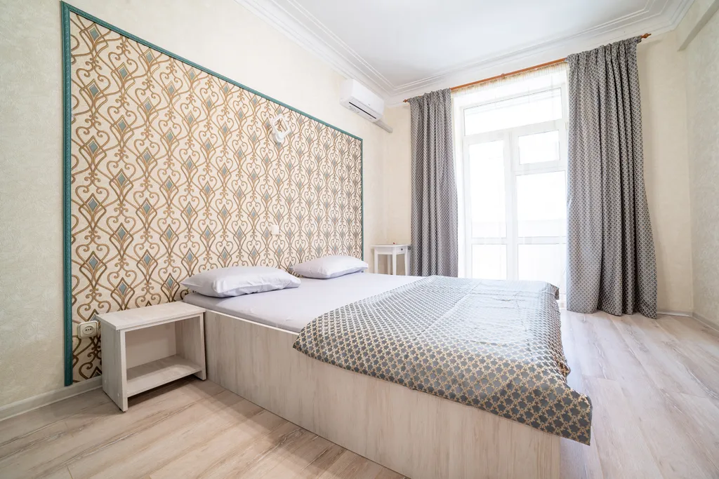 Сталинка в центре, в пешей доступности парк и вокзал, кондиционер, wi-fi